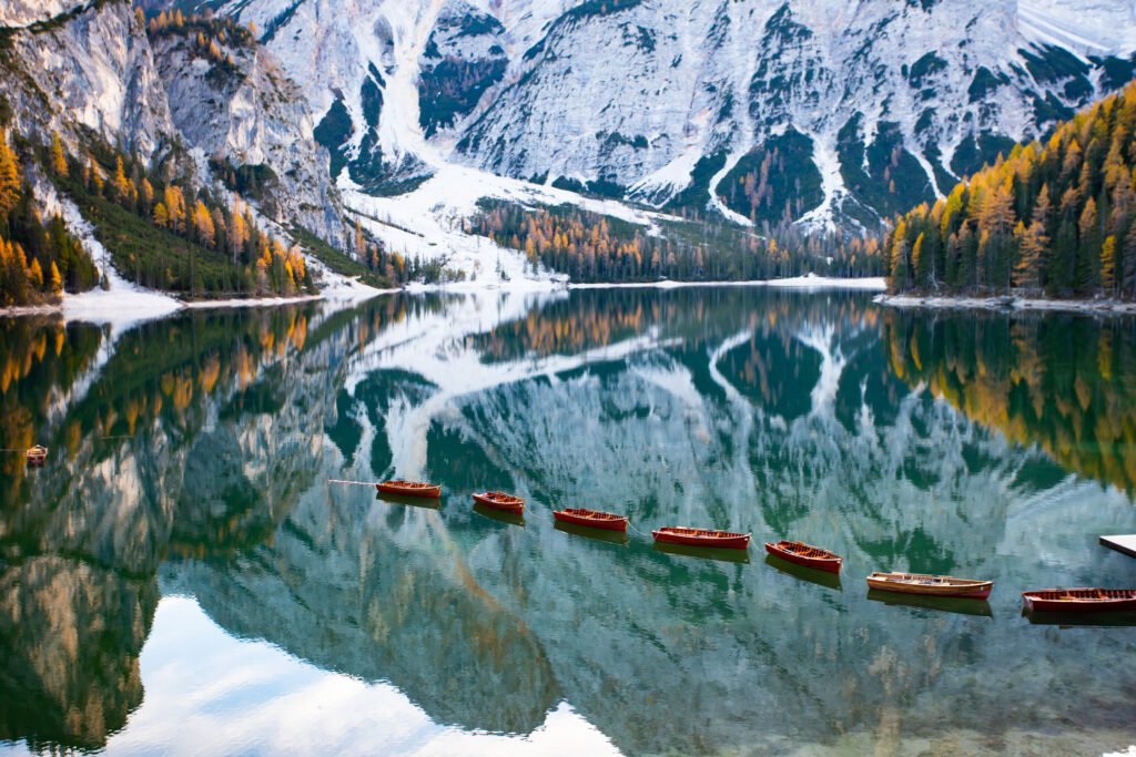 lago de braies in beautiful autumn colors 2023 11 27 05 33 50 utc